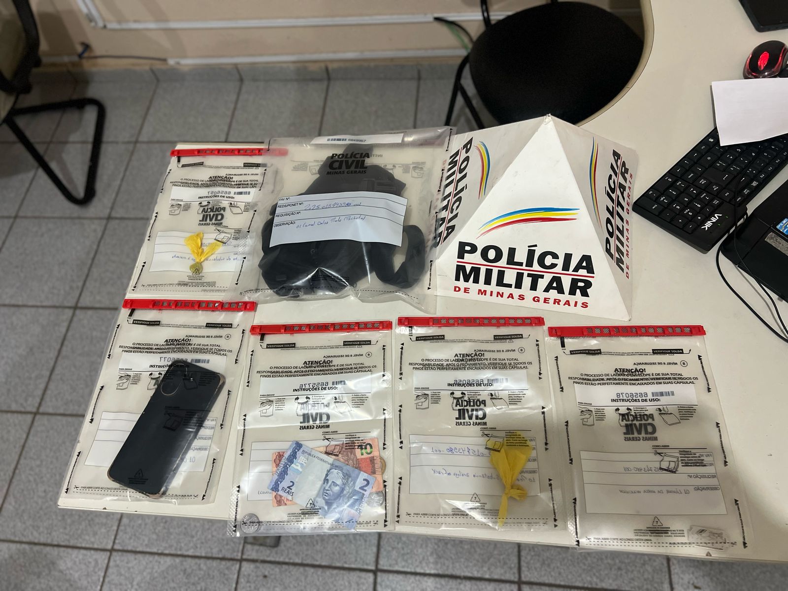 Jovem é preso e adolescente apreendido por tráfico de drogas do Centro de Santos Dumont